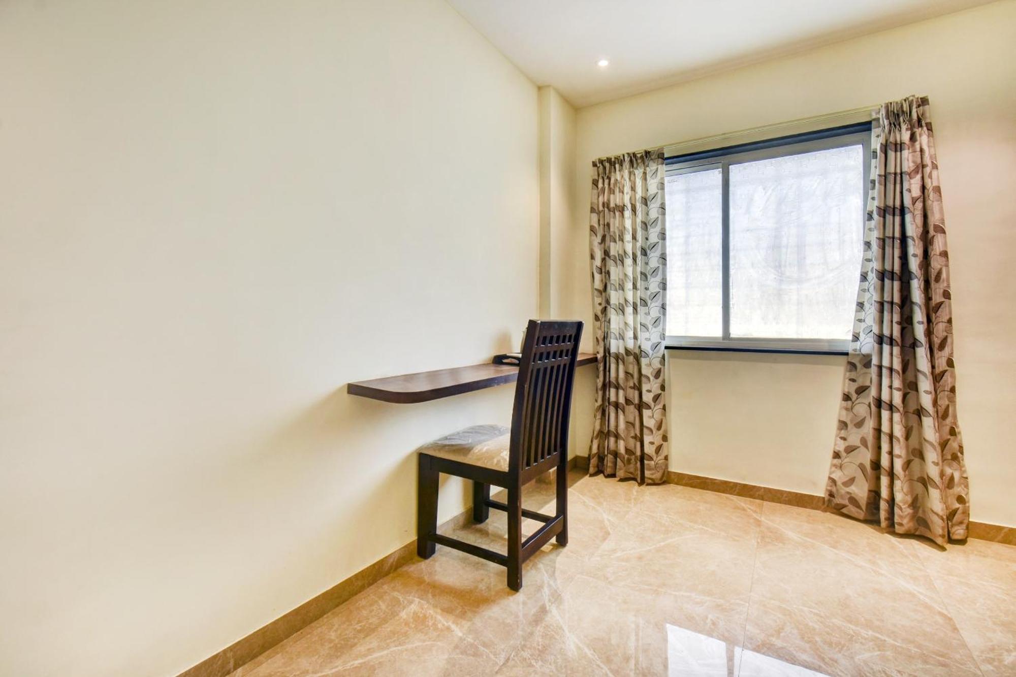 Townhouse Oak Chaitanya Executive Near Fun Time Multiplex Hotel