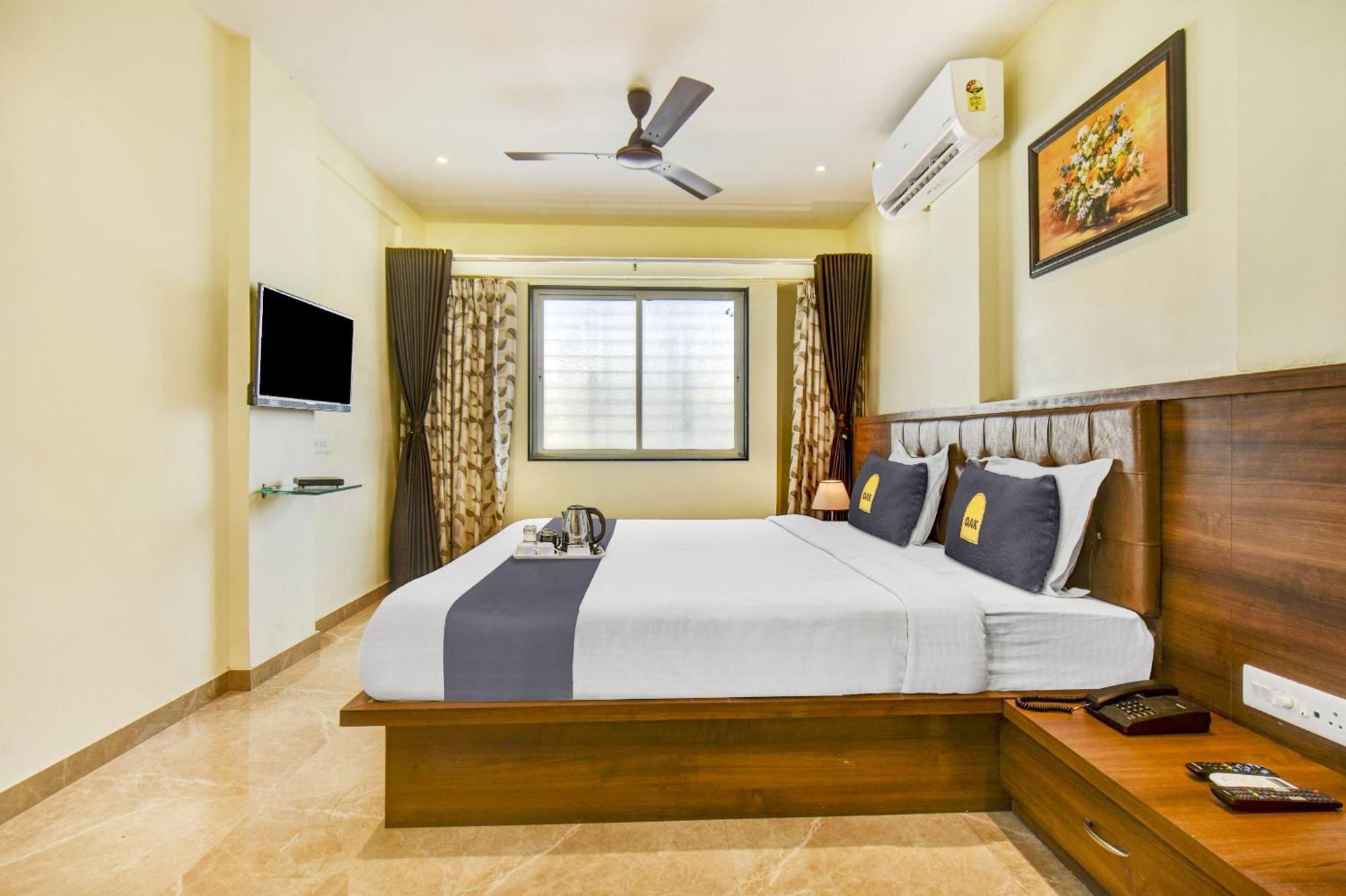 Townhouse Oak Chaitanya Executive Near Fun Time Multiplex Hotel *