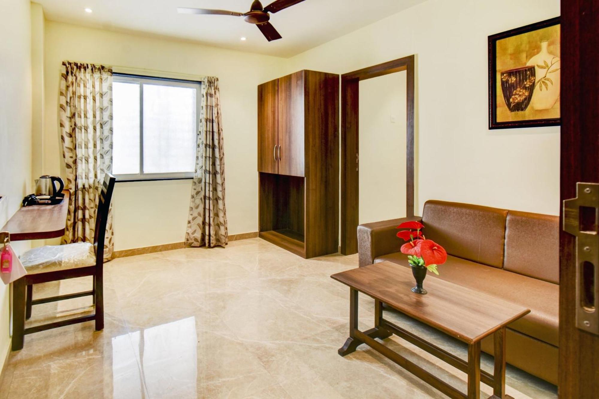 Townhouse Oak Chaitanya Executive Near Fun Time Multiplex Hotel *