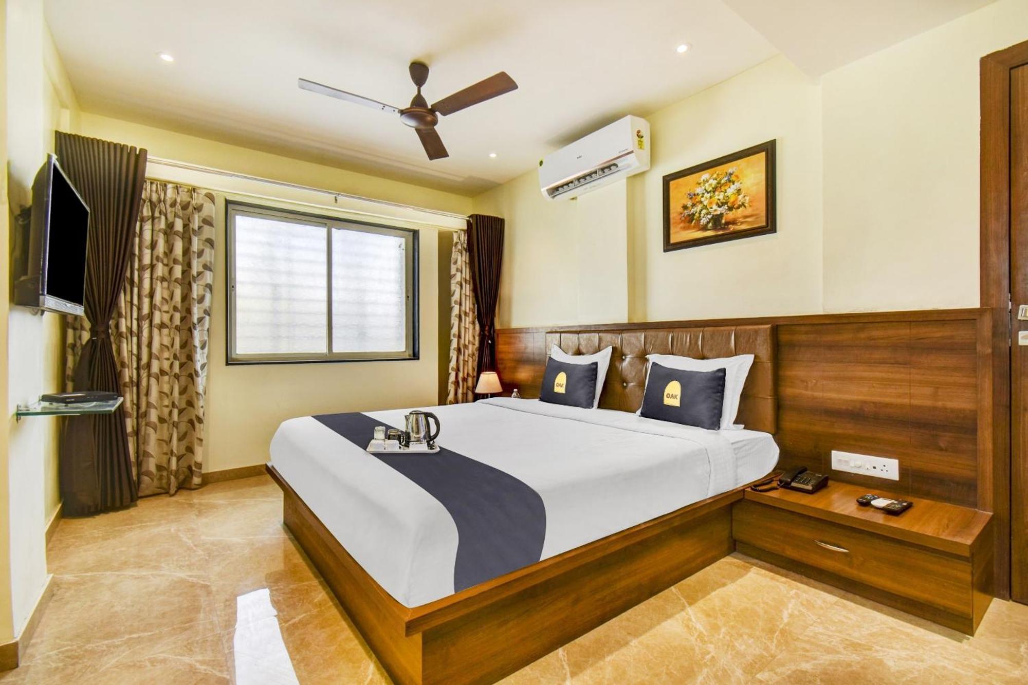Townhouse Oak Chaitanya Executive Near Fun Time Multiplex * Pune